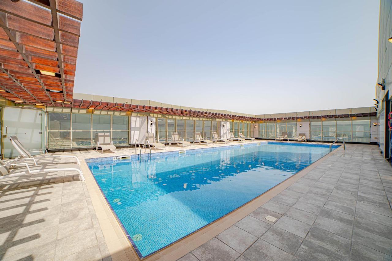 Platinum Coast Hotel Apartments Эль-Фуджайра Экстерьер фото The swimming pool at the hotel